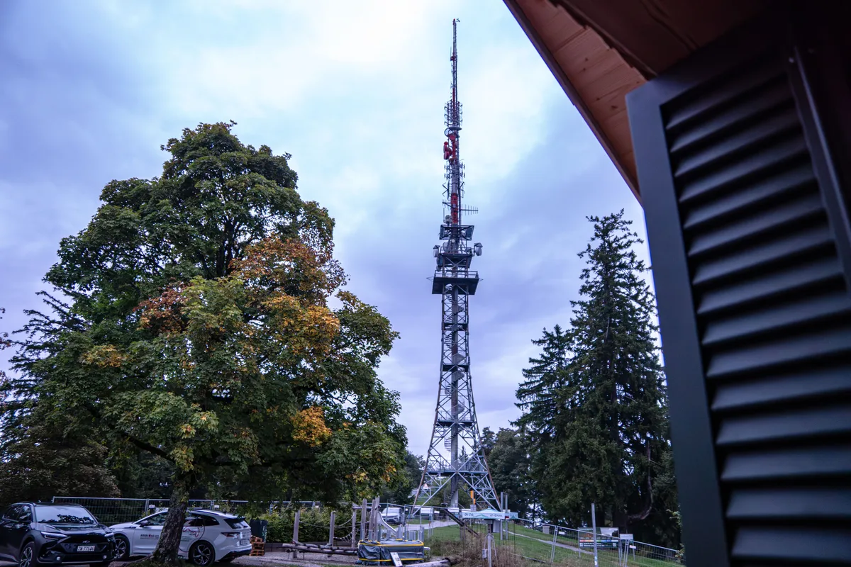 Kein Bericht über den Bachtel ohne ein Bild des Wahrzeichens. Besichtigung der Baustelle des umgebauten Restaurants Bachtel-Kulm.